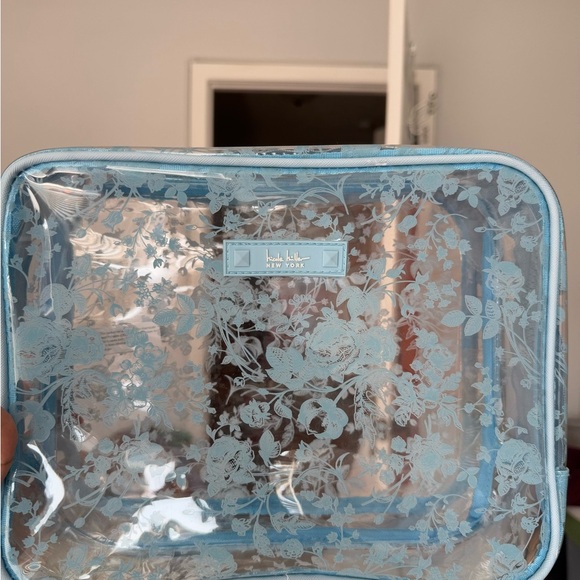 Nicole Miller Blue Bath Accessories or Make Up Bag - Picture 5 of 6